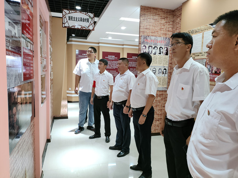 图3党员干部参观廉政教育基地_副本.jpg