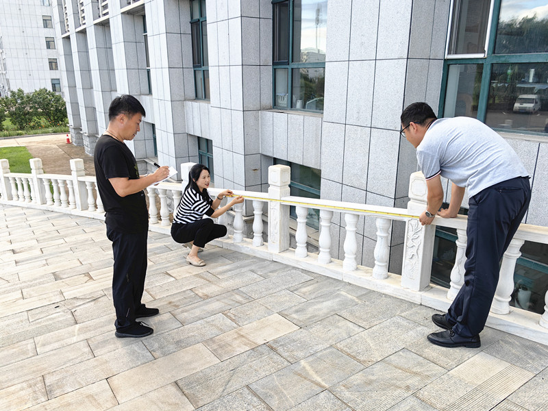 1692148082535490.jpg 工作人员现场测量_副本.jpg